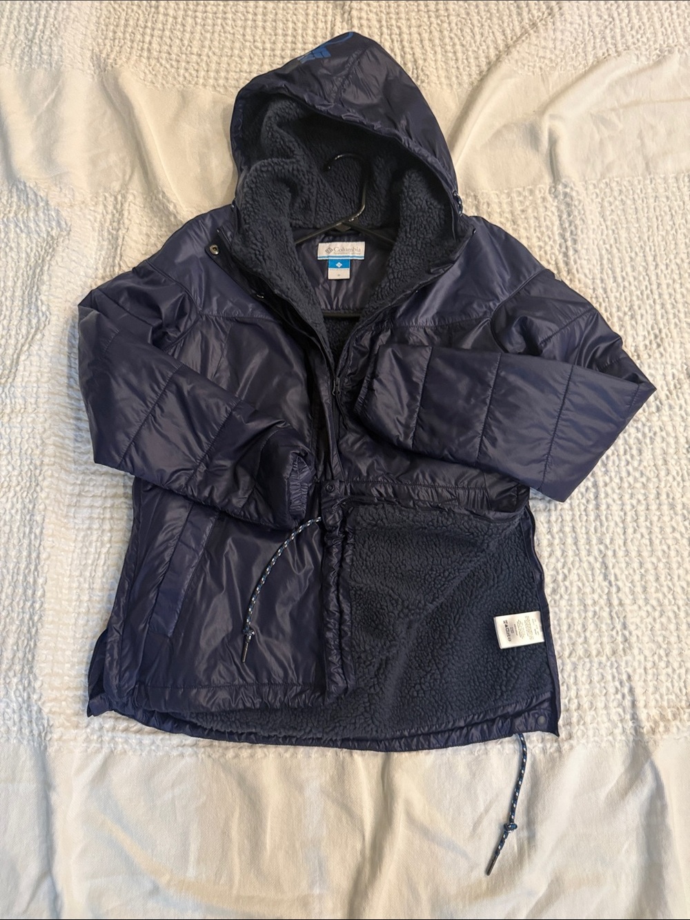 Columbia Navy Hooded Puffer Jacket for women fleece lined, side zippers.